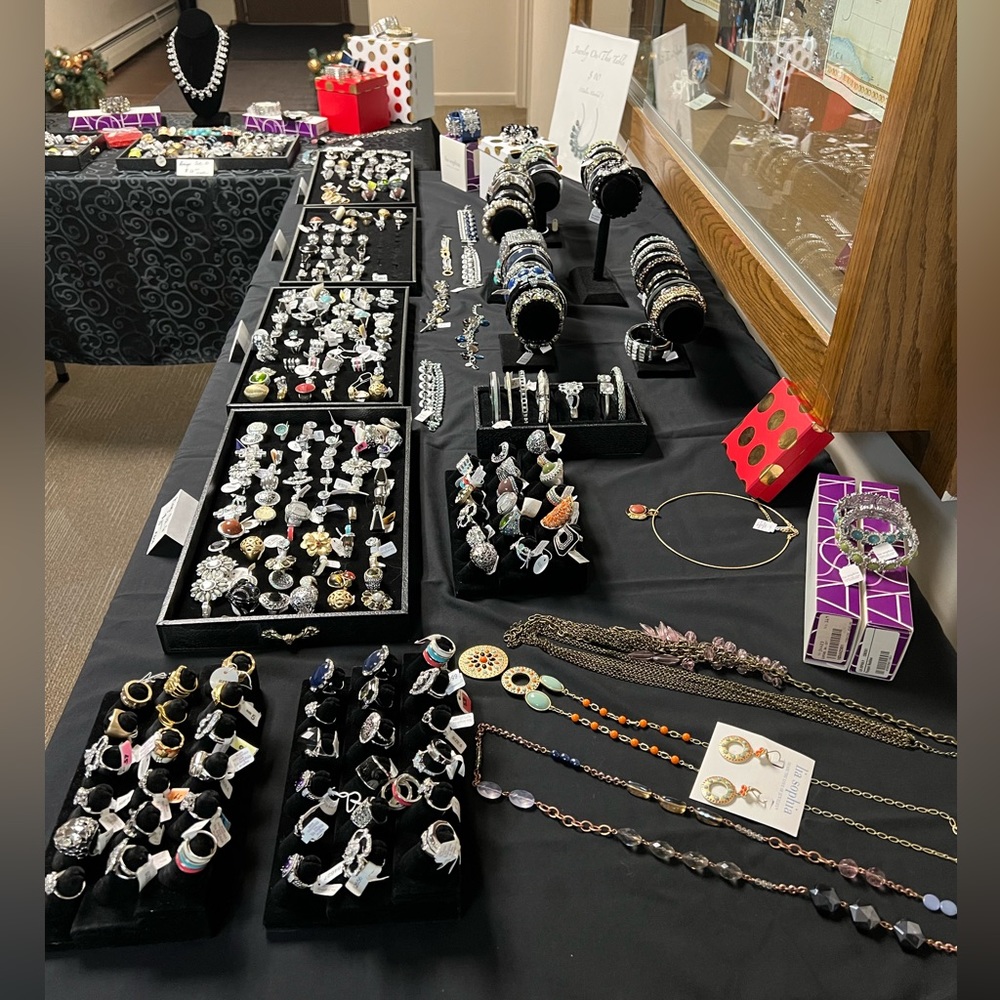 NWT Lia Sophia box 10 NEW pieces total retail $500+ necklaces, bracelets, rings - Picture 6 of 16